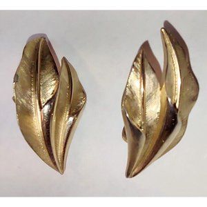 Vintage Signed Crown TRIFARI Gold Tone Clip On Earrings
